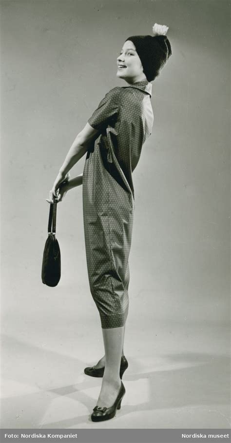 1957 Modell i mönstrad klänning mössa med tofs handväska och