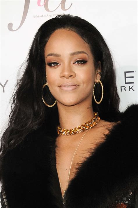 Fotd Rihannas Bronzed Makeup Look At Fashion La Awards