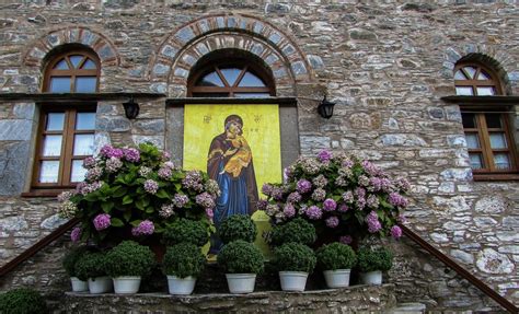 The 15th century town of vila do porto is the oldest in the azores and has long streets leading to the 16th century cliff top fort of sao bras with the. Pleci in vacanta in Grecia? Iata semnificatia zilei de 15 ...