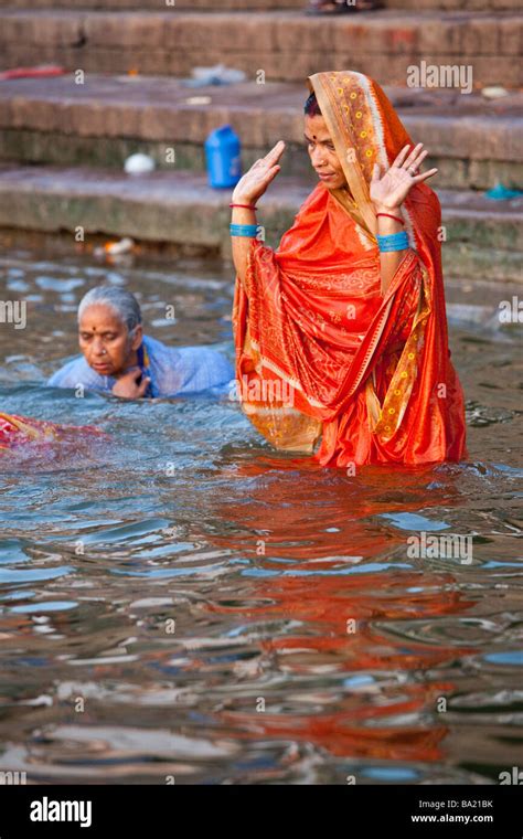 mujer hindú bañarse en el río ganges en varanasi india fotografía de stock alamy