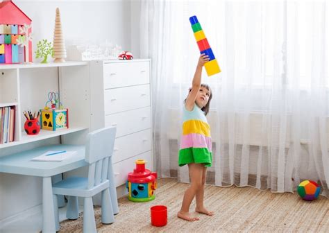 Los Niños En Edad Preescolar Felices Juegan Con Coloridos Bloques De