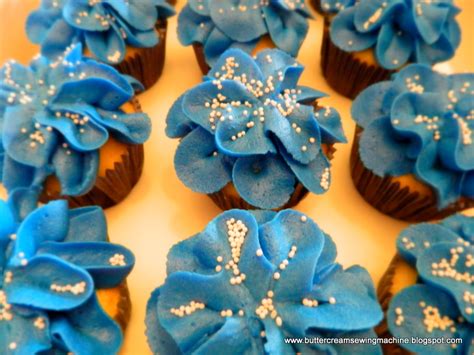 So a pretty simple flower. Buttercream and a Sewing Machine: Friday Night Treat ...