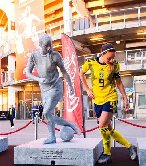 32 degrees, love it but i got to admit its kind of to exercise in it. Kosovare Asllani pozon pranë statujës së saj në Suedi ...