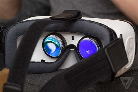 Hurts So Good 12 Hours With The New Samsung Gear Vr The Verge