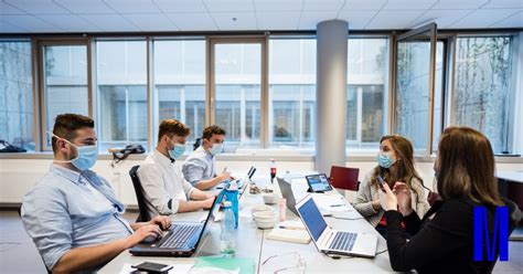 A to, podle čt24, posledních dvou ročníků středních zdravotnických škol, části mediků i některých studentů. Desetitisíce hodin odpracovali studenti Lékařské fakulty MU při epidemii | Student | em.muni.cz