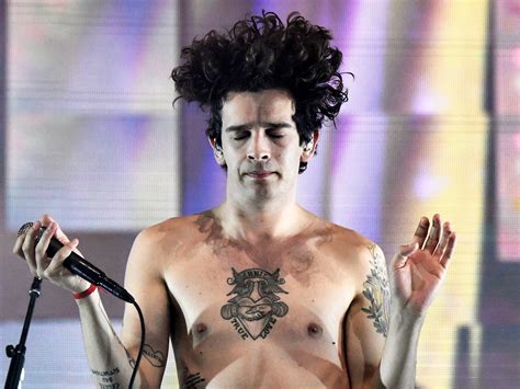 the 1975 s matty healy protests dubai s anti lgbt laws by kissing male fan during concert the