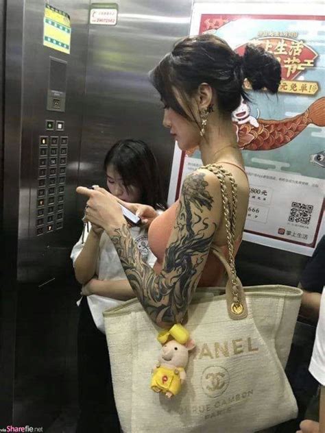 Thiết kế dãy núi tạo thành hình xăm mini chất ở chân. Cô gái xăm trổ đầy mình trong thang máy và nhan sắc thật ...