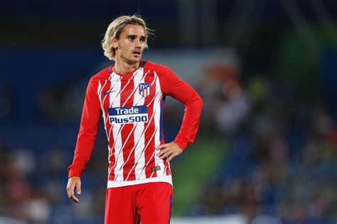 Antoine griezmann had an opportunity that almost every soccer player dreams of: Manchester United 'line up £100m move for Antoine ...