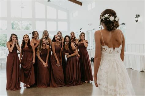 33 Must Have Wedding Photos With Bridesmaids For 2020 Mrs To Be