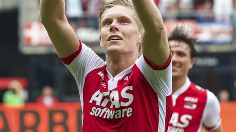 Watch Usmnt S Johannsson Buries A Loooong Range Winner For Az Alkmaar Nbc Sports