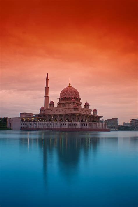 It is divided into two parts by the south china sea.its mainland is on the malay peninsula.it faces the straits of malacca on its west coast and the south china sea on its east coast. Putra Mosque, Putrajaya, Malaysia | Mosque, Beautiful mosques