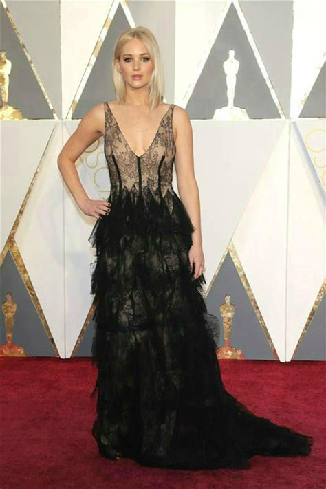 Jennifer Lawrences Dior Dress Oscars 2016 Fashion Hits And Misses