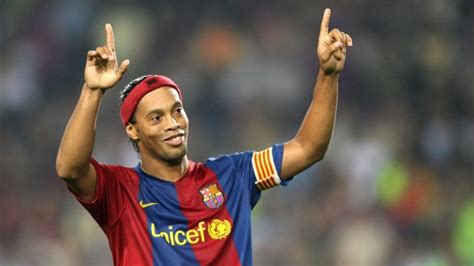 Ronaldinho is his first name. Equipos de la cárcel se pelean a Ronaldinho para que ...