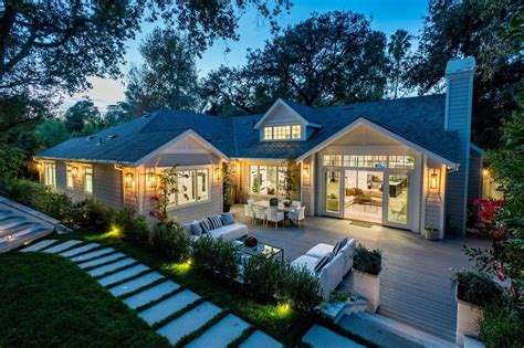 Homes With Gorgeous Front Yards And Entrances That Have Us Falling In