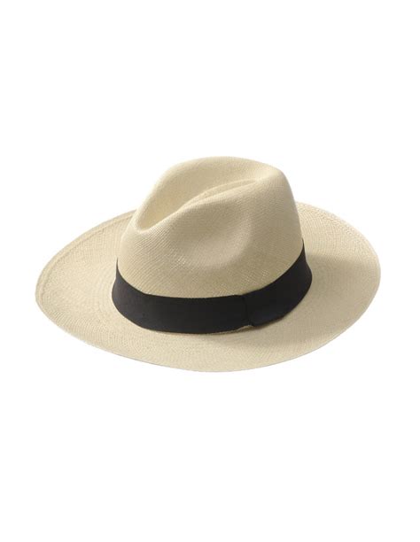 Elegante Sombrero Panameño De Color Crudo Y Con Una Cinta Negra