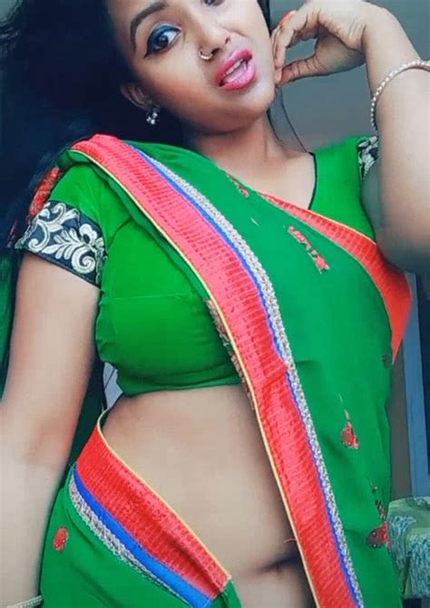 Bengali Girl Very Big Navel Show In Saree