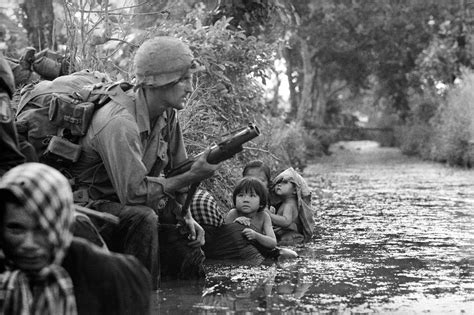 Napalm — angriff im vietnamkrieg napalm ist eine brandwaffe mit dem hauptbestandteil benzin, das mit hilfe von zusatzstoffen geliert wird. Vietnamkrieg-Foto: Tödlicher Kopfschuss in Saigon - DER ...