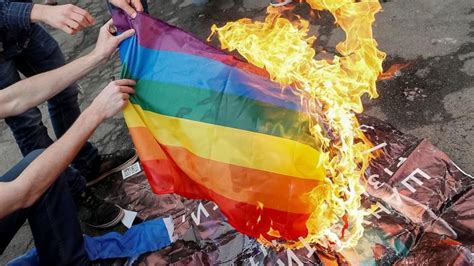 Dan 15 Años De Cárcel A Vato Que Quemó Bandera LGBTI