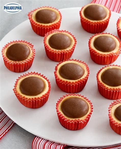 With only 5 ingredients plus whatever decorations you choose you likely have. Mini-gâteaux au fromage #recette | Desserts, Cheesecake ...