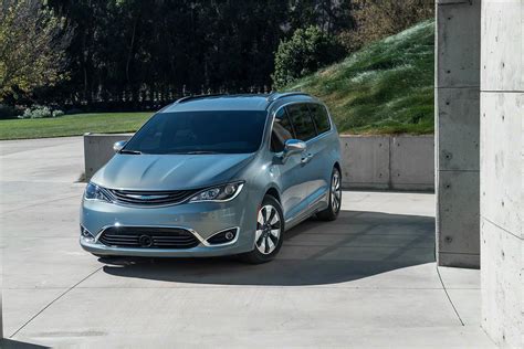 Chrysler Says Goodbye To Town And Country And Welcomes 2017 Pacifica