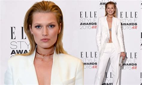 Toni Garrn Flashes Her Bra And Chiseled Abs At Elle Style Awards Daily Mail Online