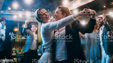 Pasangan Lesbian Bahagia Yang Cantik Rayakan Pernikahan Di Pesta