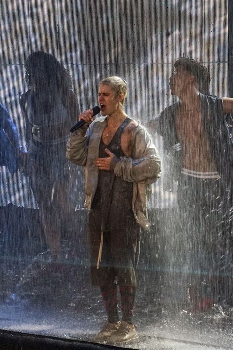 Dlisted Justin Bieber Goes Shirtless After Getting Soaking Wet During