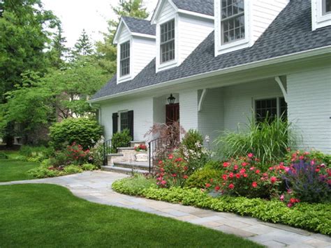 There are plenty of landscaping ideas available for your house that will help in changing the aura of your front yard. Landscape Arrangements for your House's Front - Gardening flowers 101-Gardening flowers 101