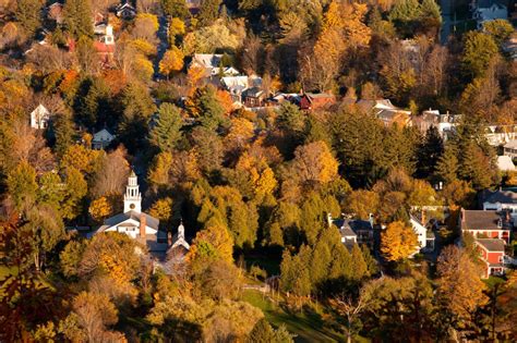 The Perfect Fall Foliage Getaway Where To Go In Vermont Fall Road