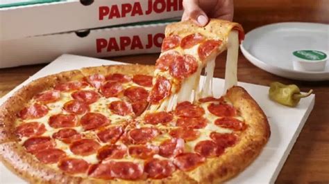Papa John S Epic Pepperoni Stuffed Crust Pizza Tv Spot Noche Perfecta Para Una Película