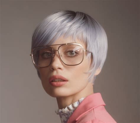 25 Awe Inspiring Short Hairstyles For Women With Glasses Hairstylecamp