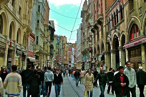 What is open on a Sunday in Istanbul?
