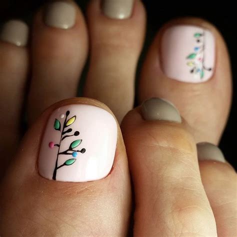 Flor y mariquita en frances | decoración de uñas para pies fácil. 20 diseños de uñas que mantendrán tus pies hermosos y lindos