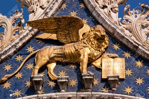 16942118 El León De Oro Alado De San Marcos En La Basílica En Venecia