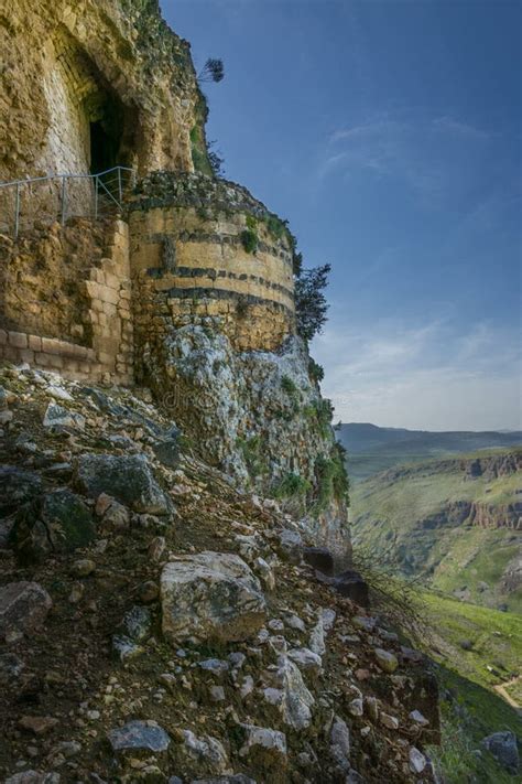 Montering Arbel Cliff Cave Fortress Fotografering För Bildbyråer Bild