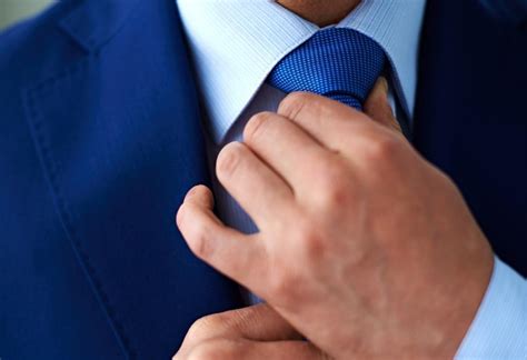 How To Tie The Full Windsor Knot Tying The Double Windsor Necktie