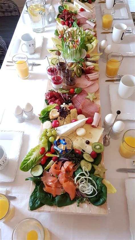 Statt auf ein üppiges mittagessen setzen viele auf einen leichten, abwechslungsreichen brunch. Frühstücksbuffet (mit Bildern) | Frühstücksbuffet ...