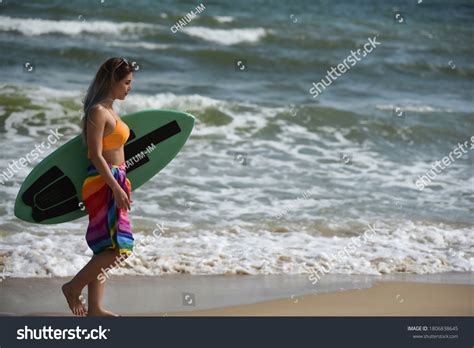sexy beautiful asian surfer woman bikini стоковая фотография редактировать 1806838645