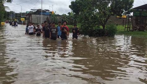 Banjir yang terjadi di blitar membuat jembatan putus. Di Blitar, Banjir Rendam Dua Kecamatan