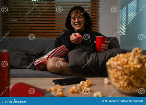 homem feliz com controle remoto assistindo filme de drama na sala de estar conceito de hobby de