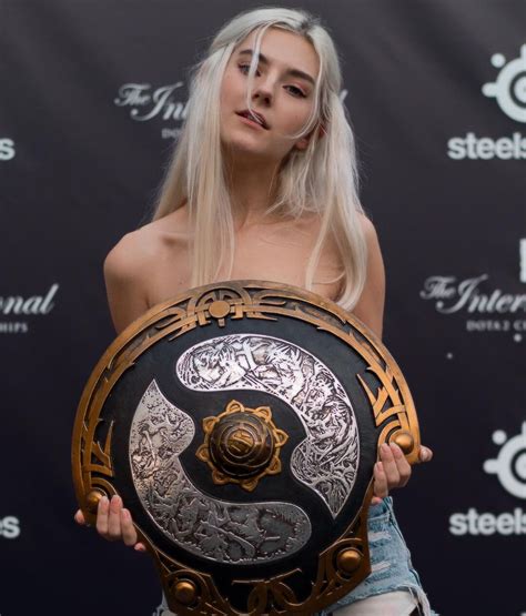 Порноактриса Eva Elfie выложила фото с трофеем за победу на The International по Dota 2 Чемпионат