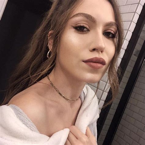 Duygu özaslan, basketbolcu sevgilisi can maxim mutaf ile tanışmalarını youtube kanalında anlatmış. Duygu Özaslan'ın Boyu Kaç? - Okunaklı Biyografi Merkezi