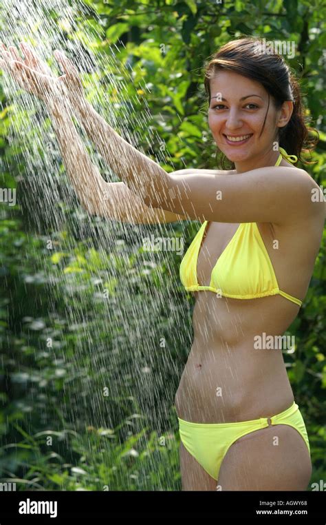 Porträt Der Jungen Frau Im Gelben Badeanzug Duschen Im Garten Stockfotografie Alamy