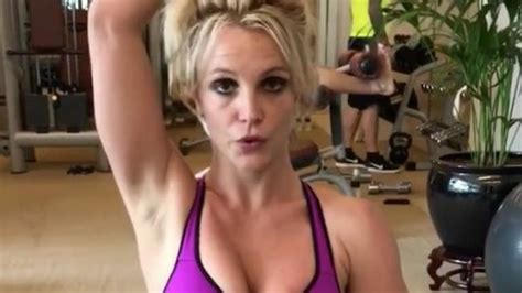 Britney Spears Shows Off Insane Sixpack During Workout Photos