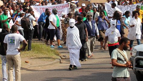 Pressenza “marcha Dos Fantasmas” Marca Fim A 27 Dias De Greve No Sector De Saúde Em Moçambique