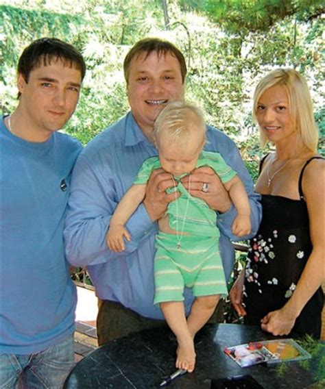 Несмотря на свой звездный статус и славу сердцееда, юрий шатунов однолюб и примерный семьянин. Семья Юрия Шатунова :: фотообзор :: Юрий Шатунов (Yuriy ...