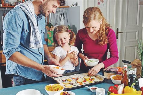 Kochen mit Kindern: Der richtige Zeitpunkt, damit anzufangen | Kochen