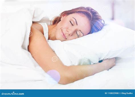 Schöne Schlafende Frau Im Weißen Bett Mit Aufflackern Stockfoto Bild
