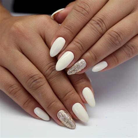 Diseños de uñas blancas con piedras. Uñas blancas 2020 - Blogmujeres.com