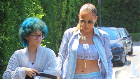 hollywood jennifer lopez introduces daughter emme using they them pronouns in concert watch